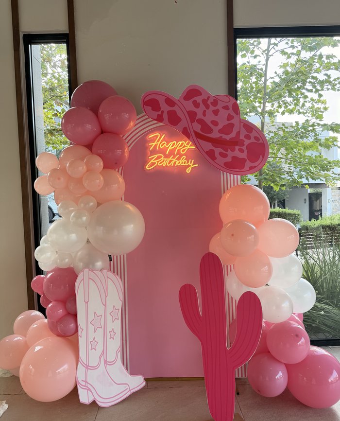 Backdrop de globos rosa con letrero neón Happy Birthday