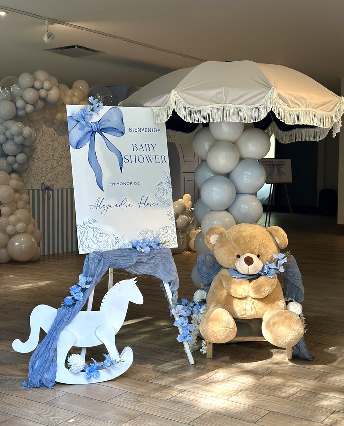 Backdrop de globos azul para baby shower