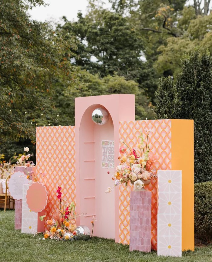 Backdrop de globos editorial con esfera de espejos